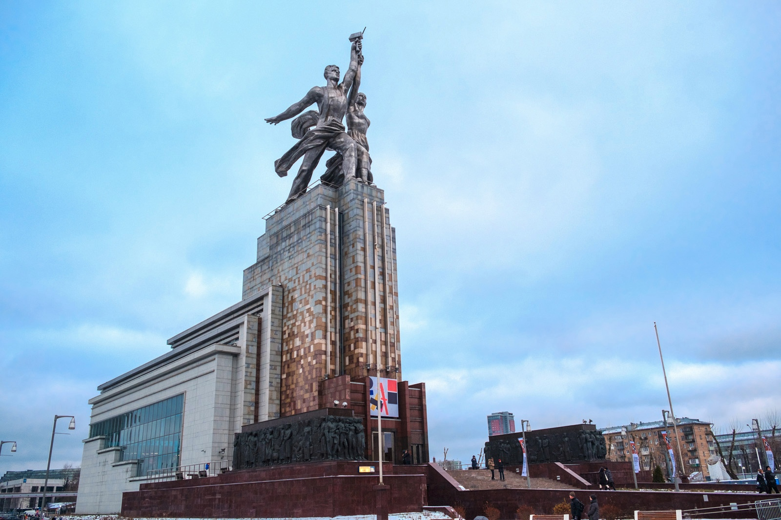 Памятник рабочий и колхозница в москве. Павильон рабочий и колхозница на ВДНХ. Памятник серп и молот на ВДНХ. ВДНХ памятник колхознице.