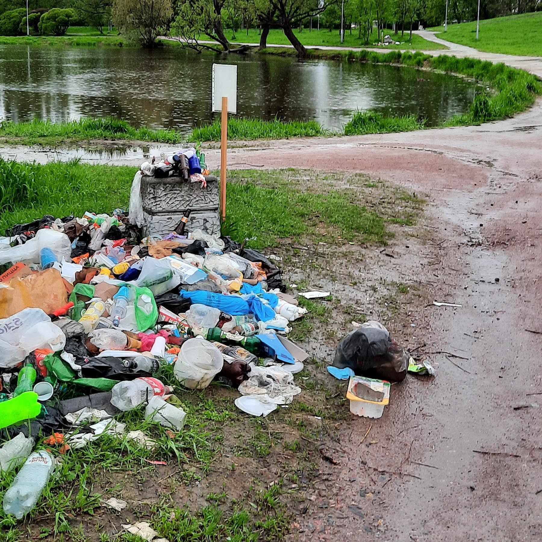 Горы мусора в парке авиаторов в Спб | Пикабу