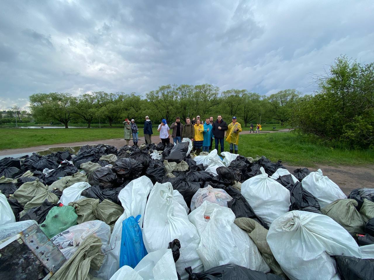 Mountains of garbage in the park of aviators in St. Petersburg - My, Aviators' Park, Garbage, Video, Longpost