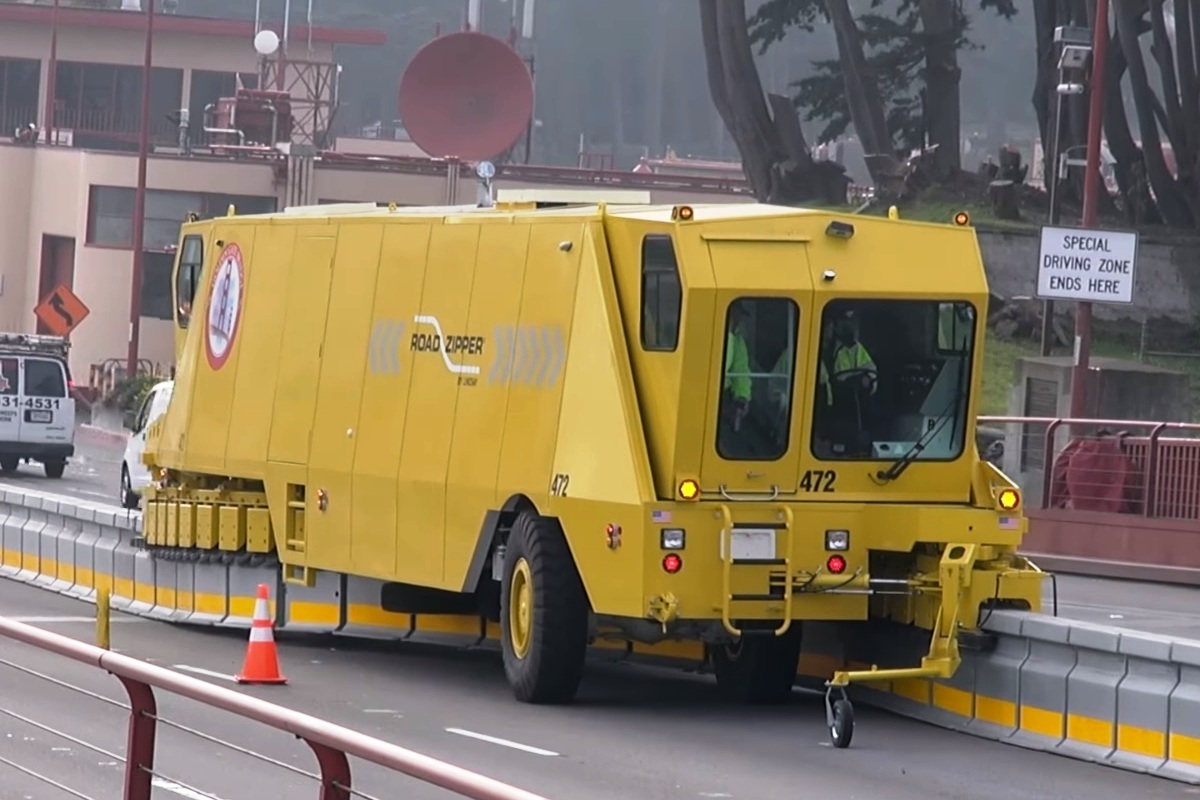 Road Zipper installs movable barrier fence - USA, Technologies, Technics, Highway engineering, Video, Longpost