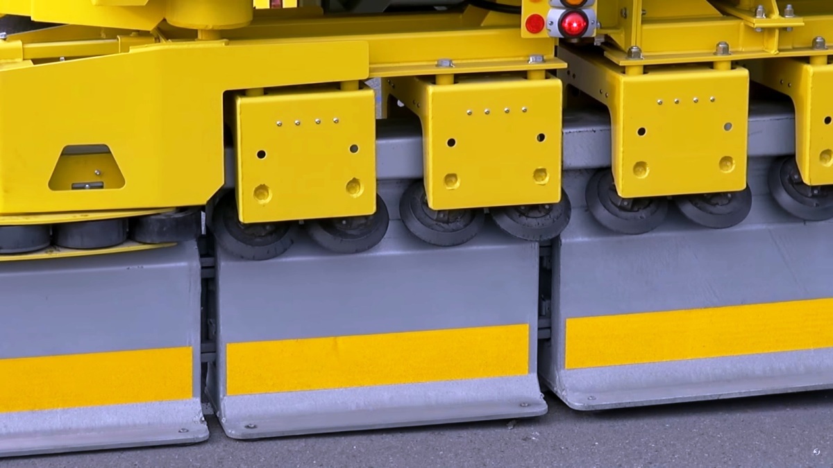 Road Zipper installs movable barrier fence - USA, Technologies, Technics, Highway engineering, Video, Longpost