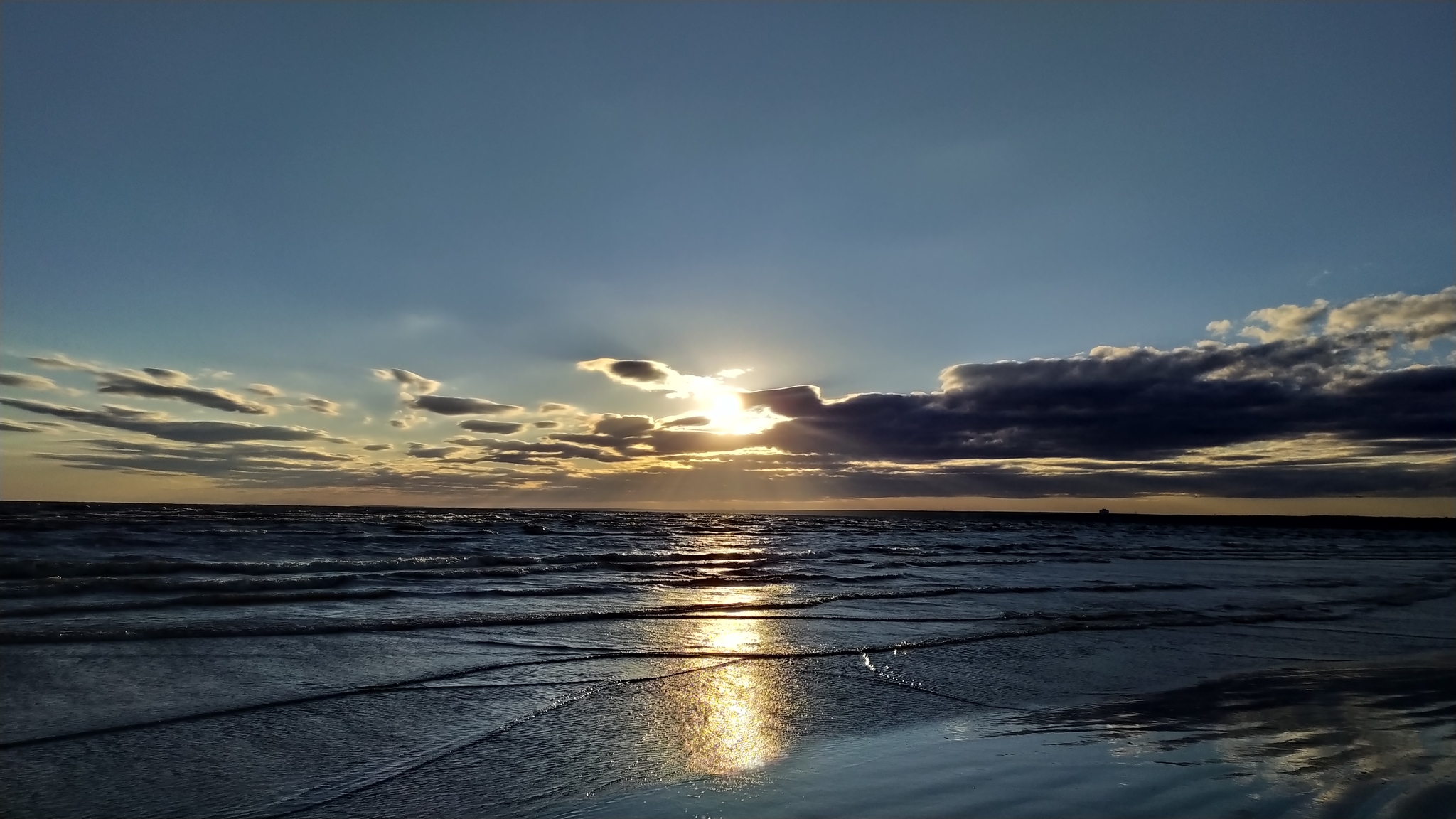 Bomboubezhishe's answer to Walked, turned around - Sunset, Evening, Mobile photography, Photo on sneaker, Saint Petersburg, The Gulf of Finland, Reply to post