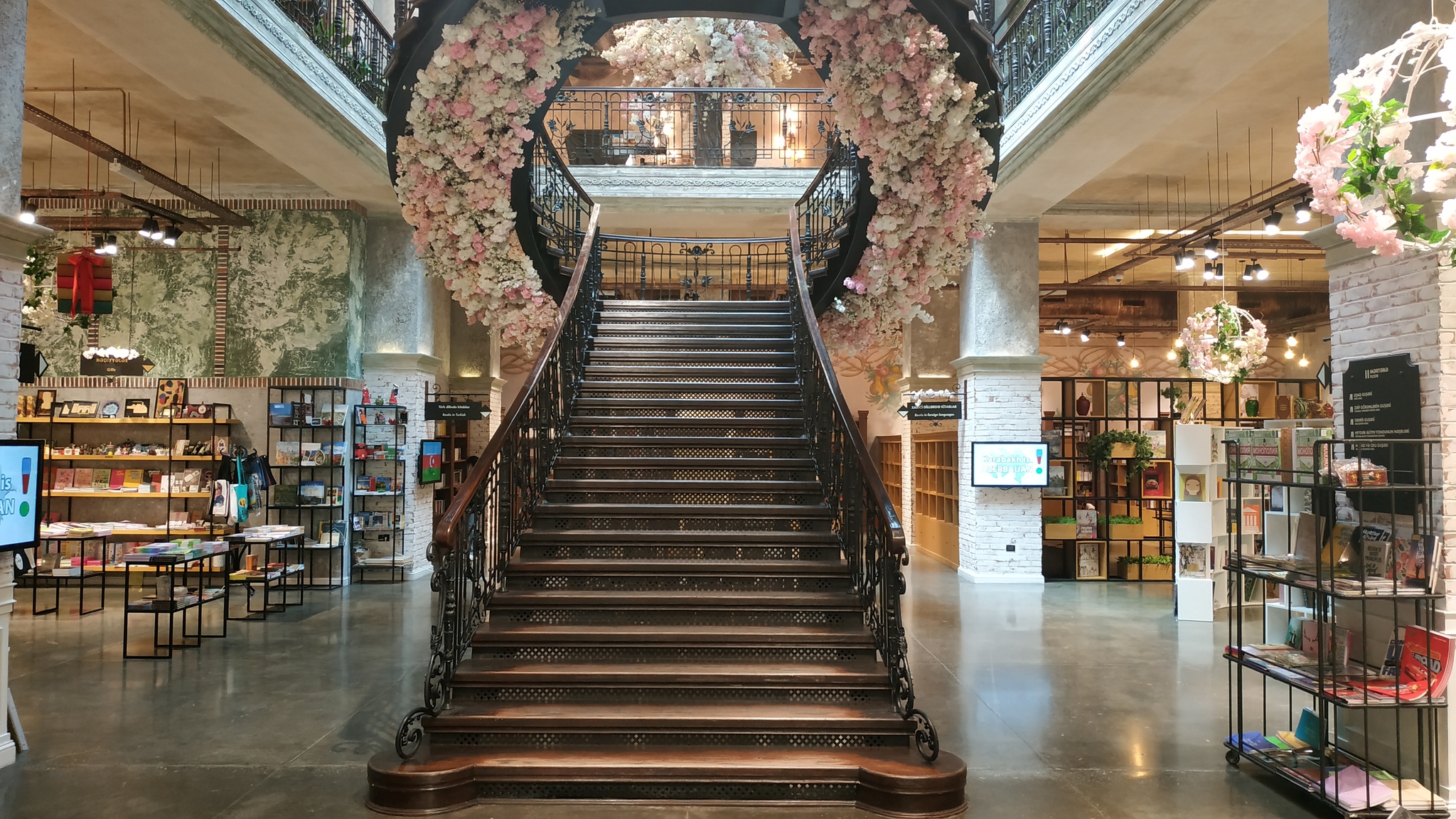 Весьма симпатичное место - Бакинский Книжный Центр (Baku Book Center) |  Пикабу