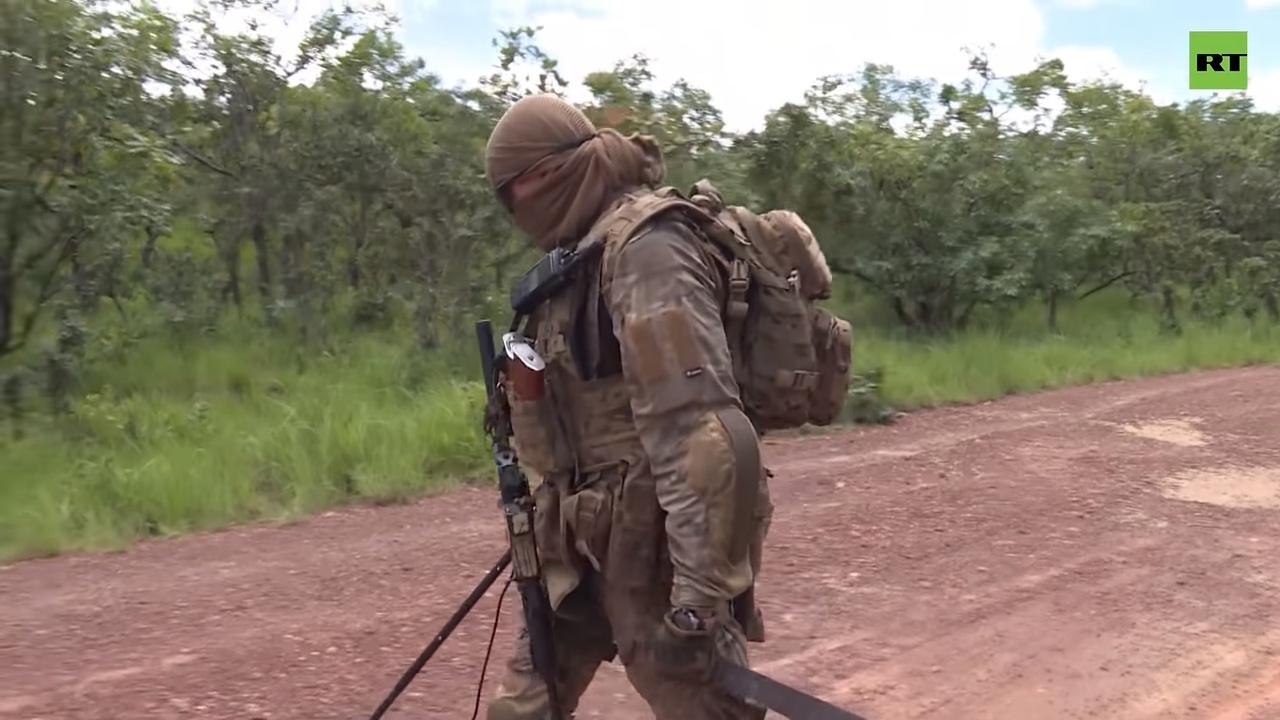 Orchestra specialists during the escort of the RT film crew in the Central African Republic - CAR, Africa, Instructor, Longpost