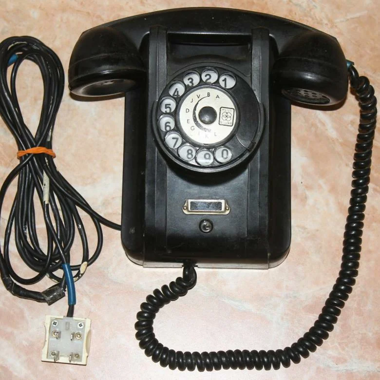 Телефонный аппарат. Дисковый телефонный аппарат. Старый телефонный аппарат. Советский телефонный аппарат.
