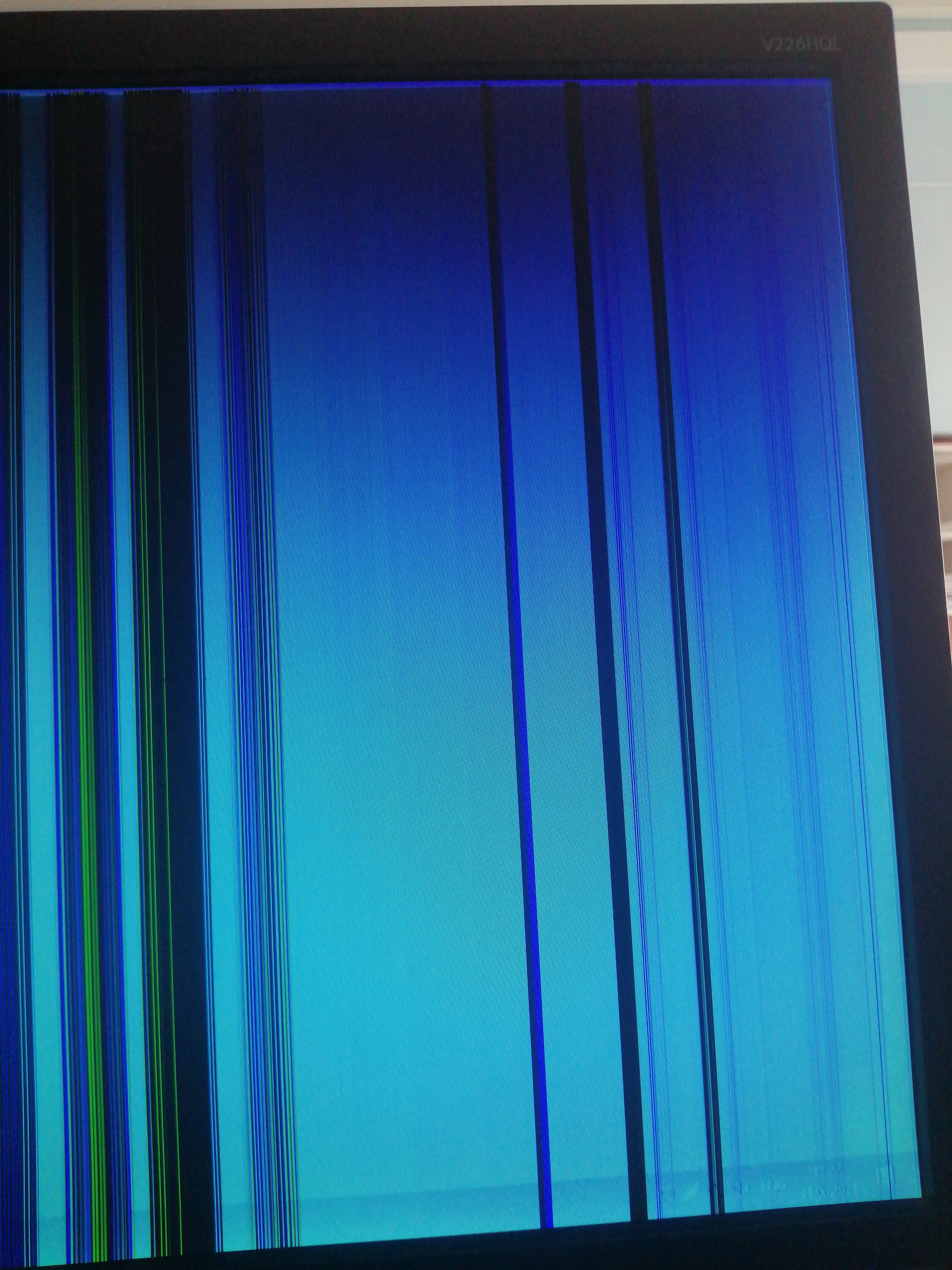 Вертикальные полоски на телевизоре. Полосы на экране. Разноцветные полосы на экране. Полосы на мониторе. Полоса на мониторе компьютера вертикальная.