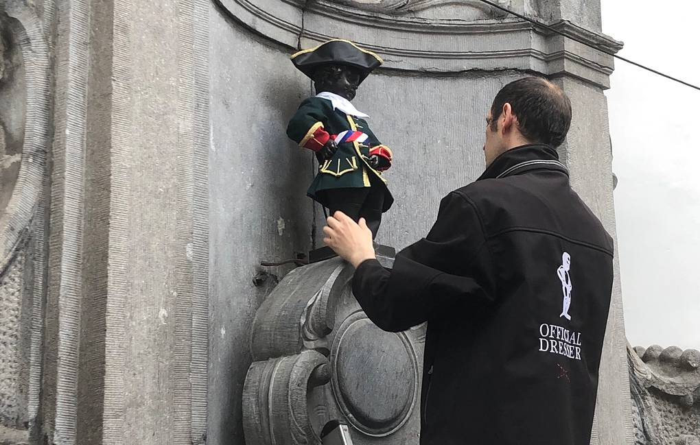 Manneken pis московский. Фонтан писающий мальчик в Бельгии. Фонтан Маннекен Пис. Маннекен Пис Брюссель. Скульптура в Бельгии Manneken Pis.