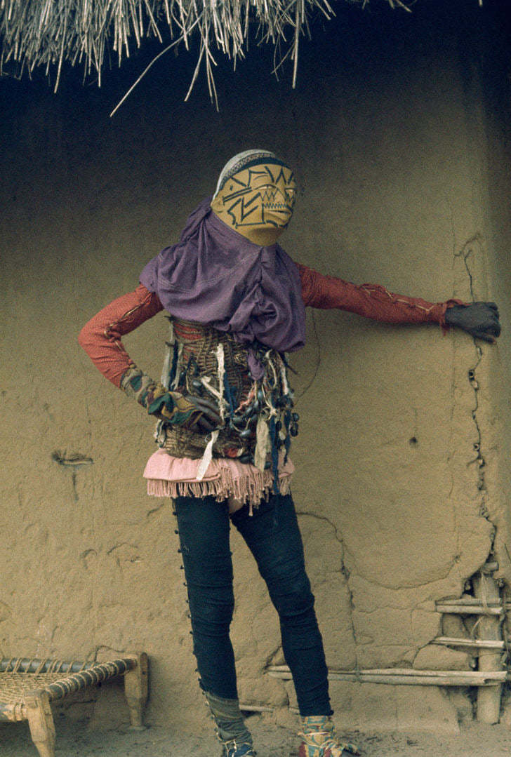 Mapiko dancer in a costume representing evil, Mozambique, 1964 - Evil, Costume, Dancers, Mozambique, Historical photo, Retro