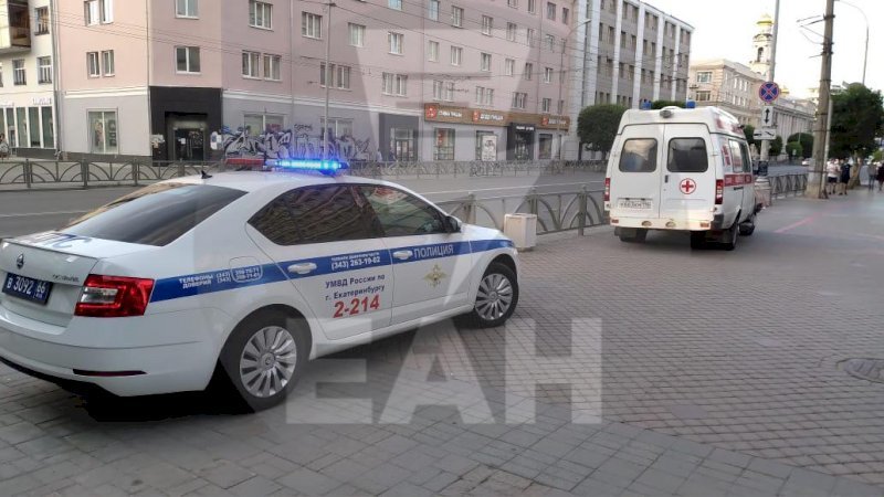 В центре Екатеринбурга пьяный велосипедист сбил маленького ребенка (ФОТО) - Негатив, Екатеринбург, Велосипедист, Пьяные, Дети, Детская коляска, ДТП, Полиция