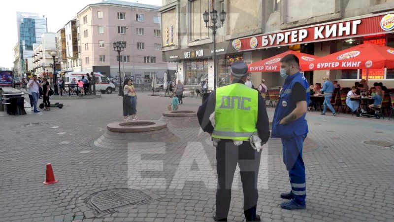 В центре Екатеринбурга пьяный велосипедист сбил маленького ребенка (ФОТО) - Негатив, Екатеринбург, Велосипедист, Пьяные, Дети, Детская коляска, ДТП, Полиция