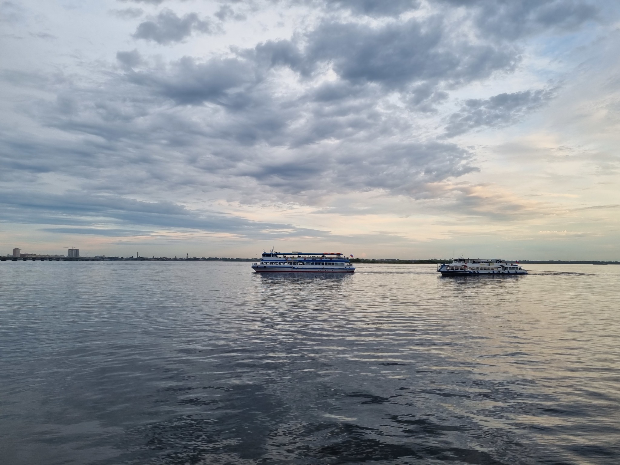 Twilight on the Volga - My, Saratov, Embankment, Fountain, , Volga river, dust, Landscape, Sky, , Without processing, Mobile photography, Longpost