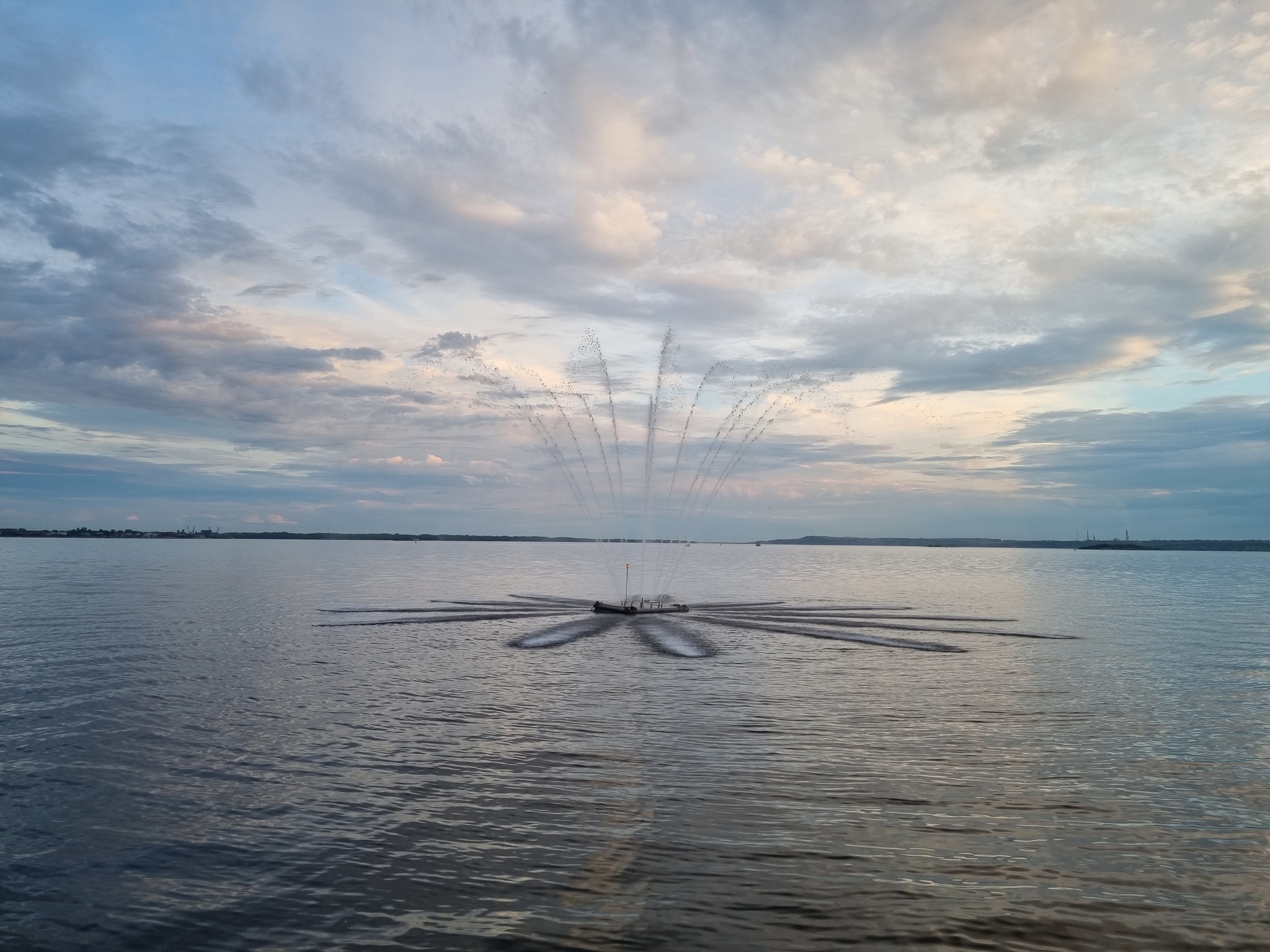 Twilight on the Volga - My, Saratov, Embankment, Fountain, , Volga river, dust, Landscape, Sky, , Without processing, Mobile photography, Longpost