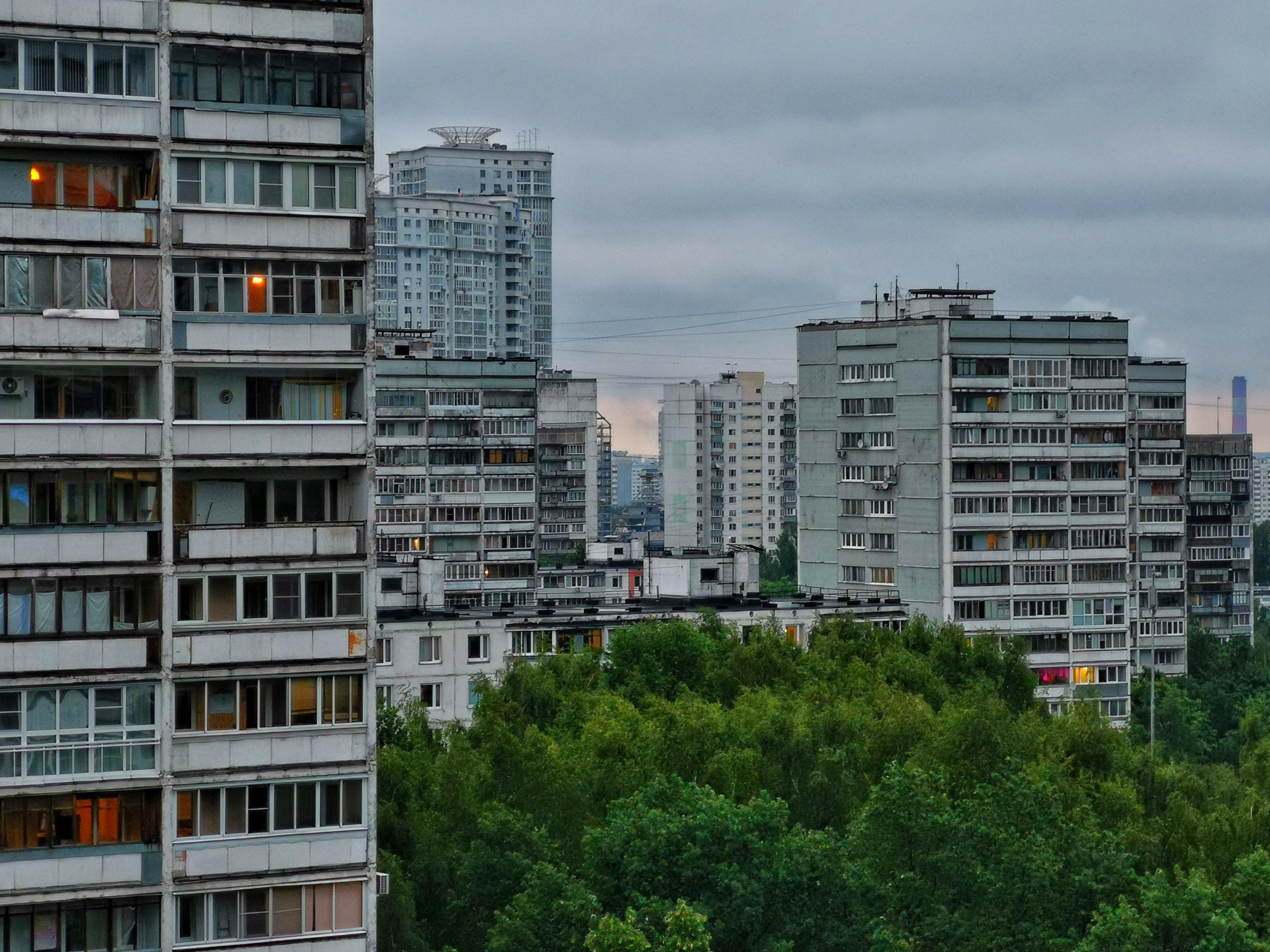 Панельные скалы в зелёных волнах | Пикабу