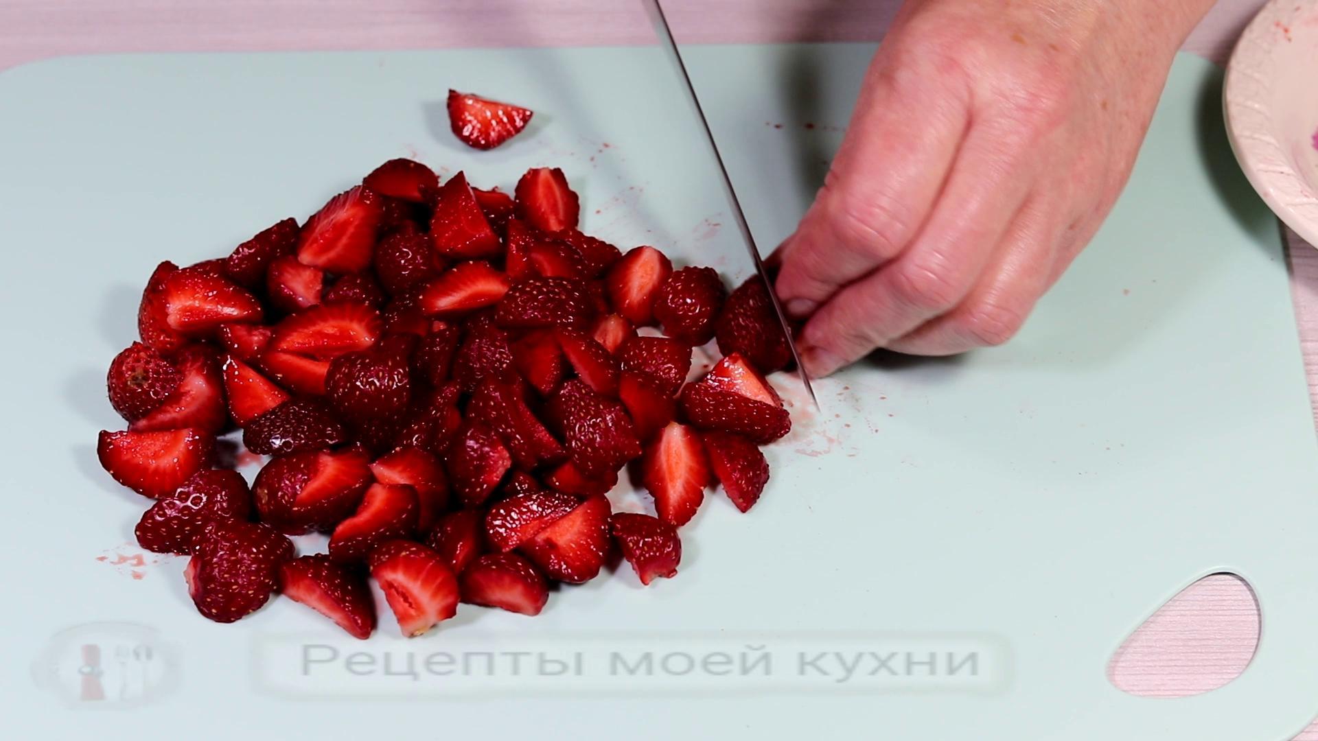 Strawberry pie with cottage cheese filling - My, Pie, Strawberry pie, Filling pie, Baking with cottage cheese, Bakery products, Video, Longpost