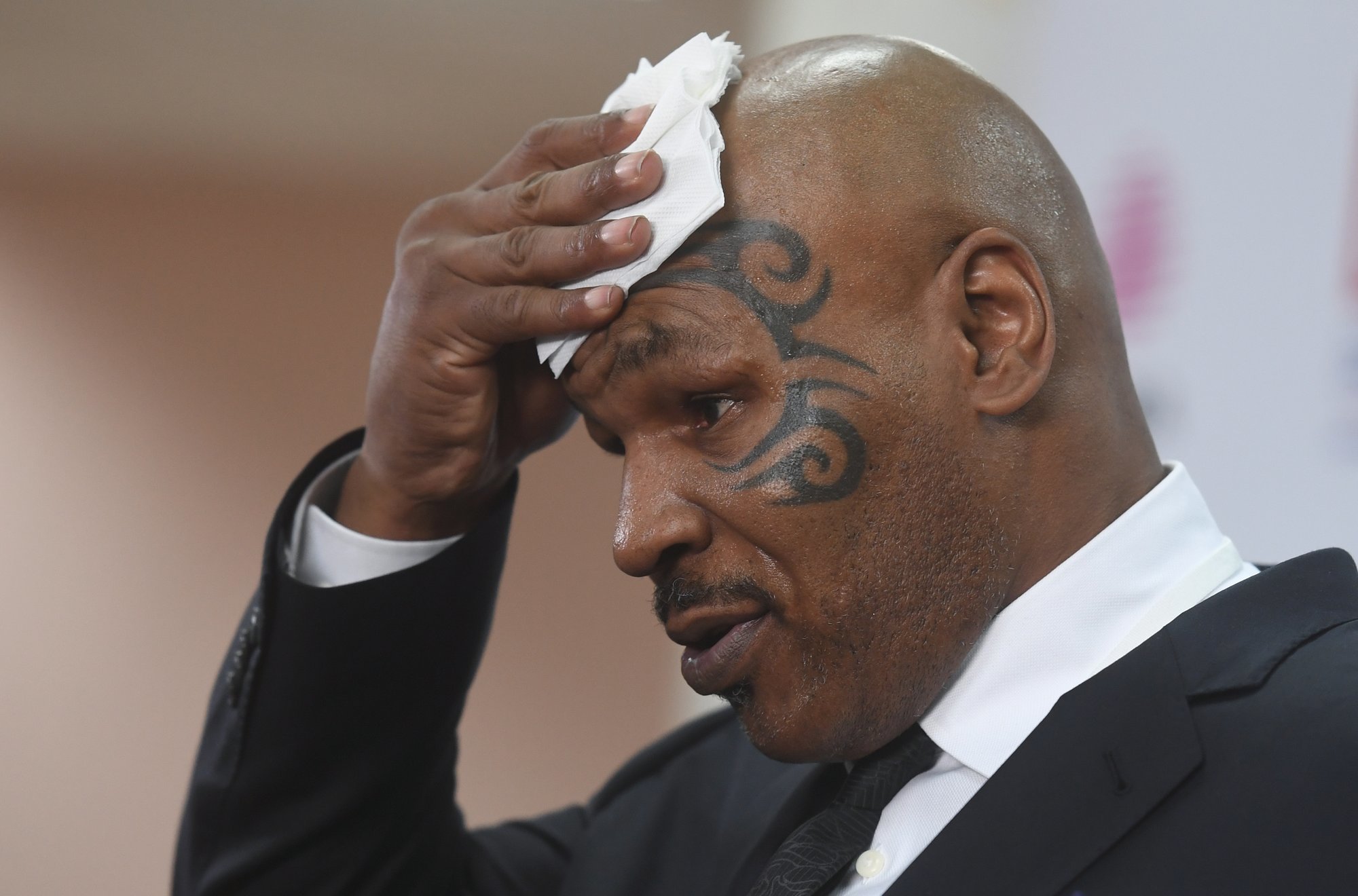 Бил тайсон. Тайсон. Mike Tyson. Тайсон фото. Тайсон в шоке.