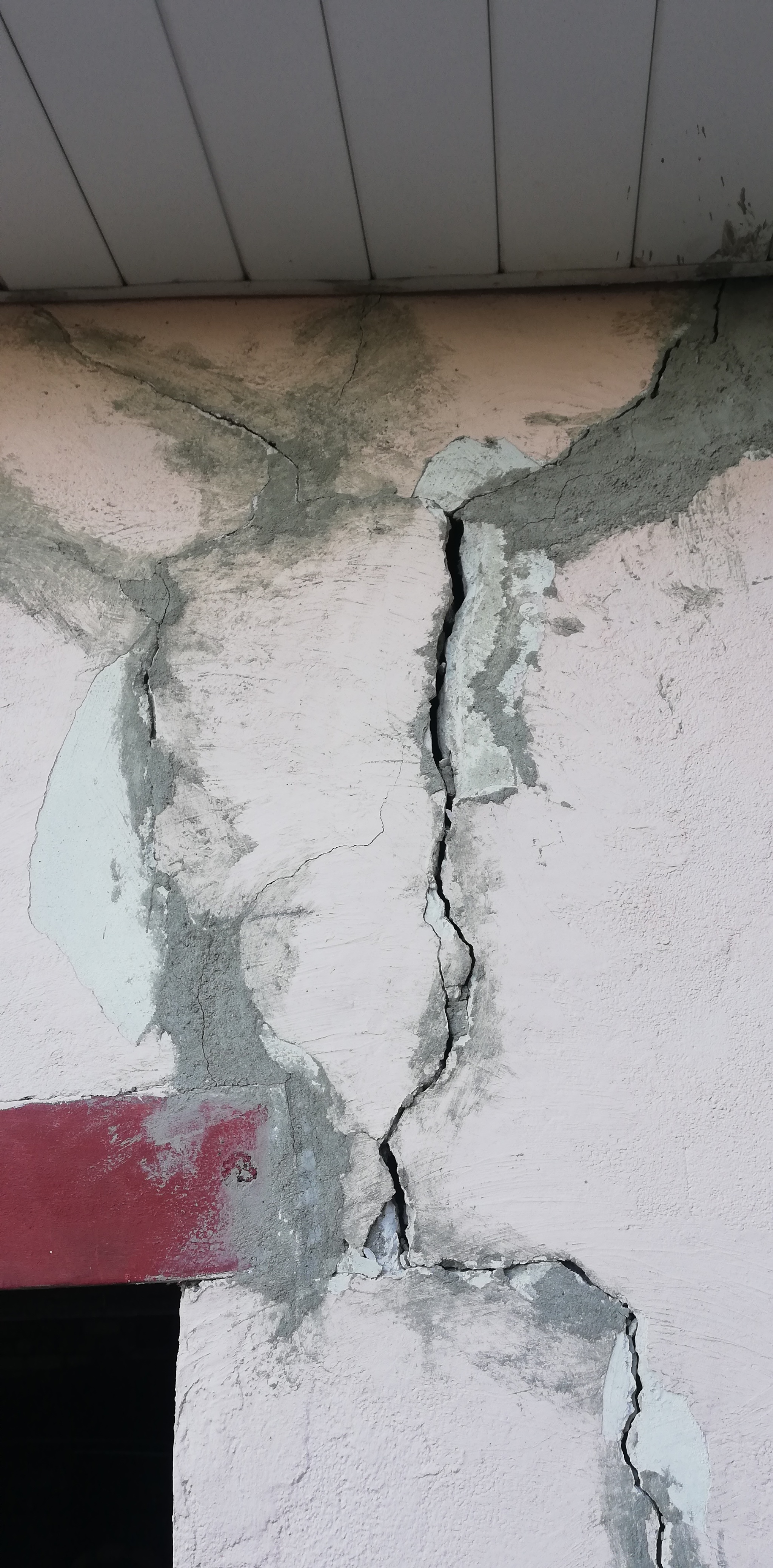 Вертикальная трещина в стене. Трещина в стене. Трещина в стене гаража. Трескается стена в гараже. Трещины в стене из пепла блоков.