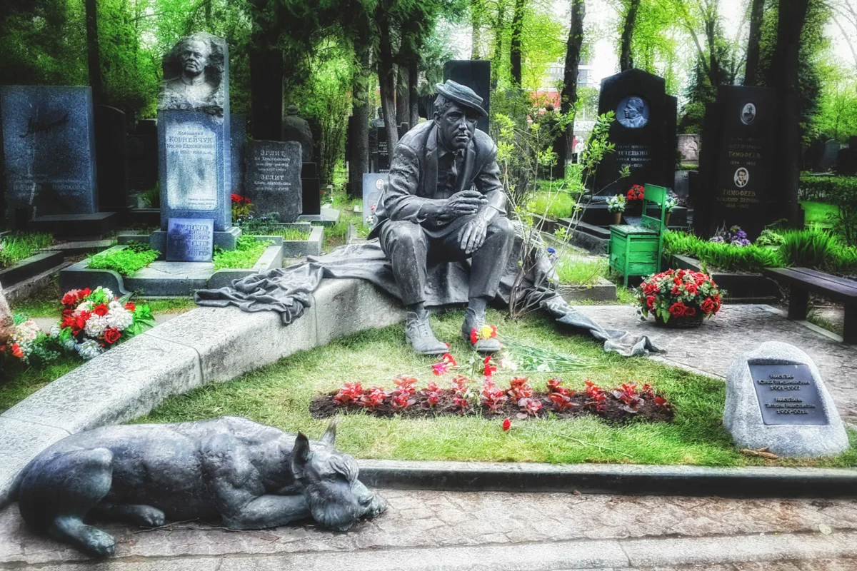 Где похоронили никулину. Памятник Никулину на Новодевичьем кладбище. Новодевичье кладбище Никулин могила.