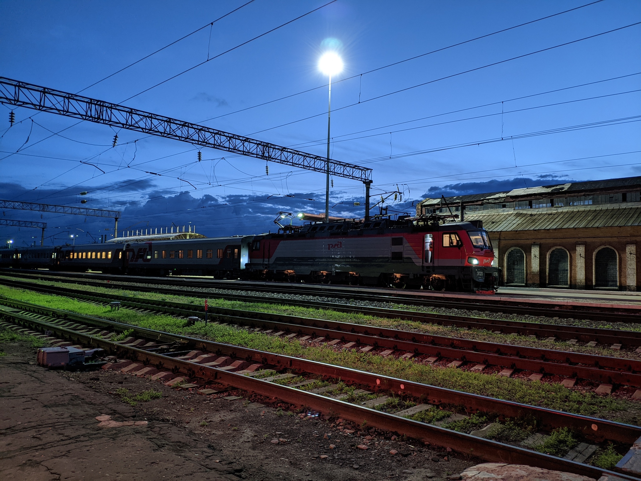EP20-076 with a passenger train at Michurinsk-Voronezhsky station - My, Railway, A train, Michurinsk, The photo