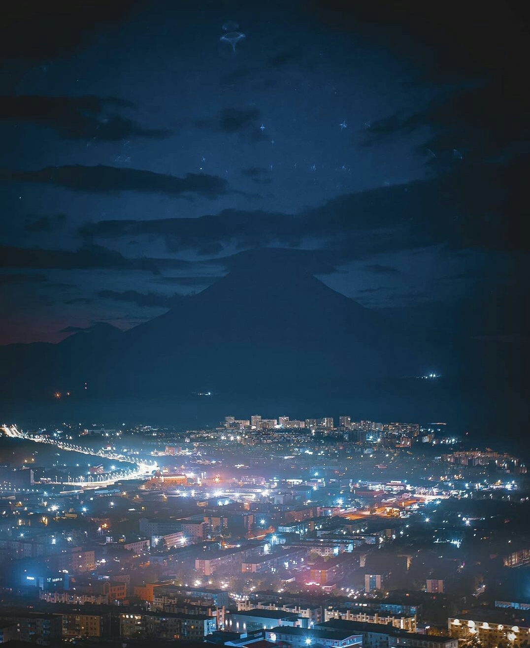 Night Petropavlovsk on the background of the volcano - Kamchatka, Petropavlovsk-Kamchatsky, Volcano, Night shooting, Night, Beautiful, Koryaksky Volcano