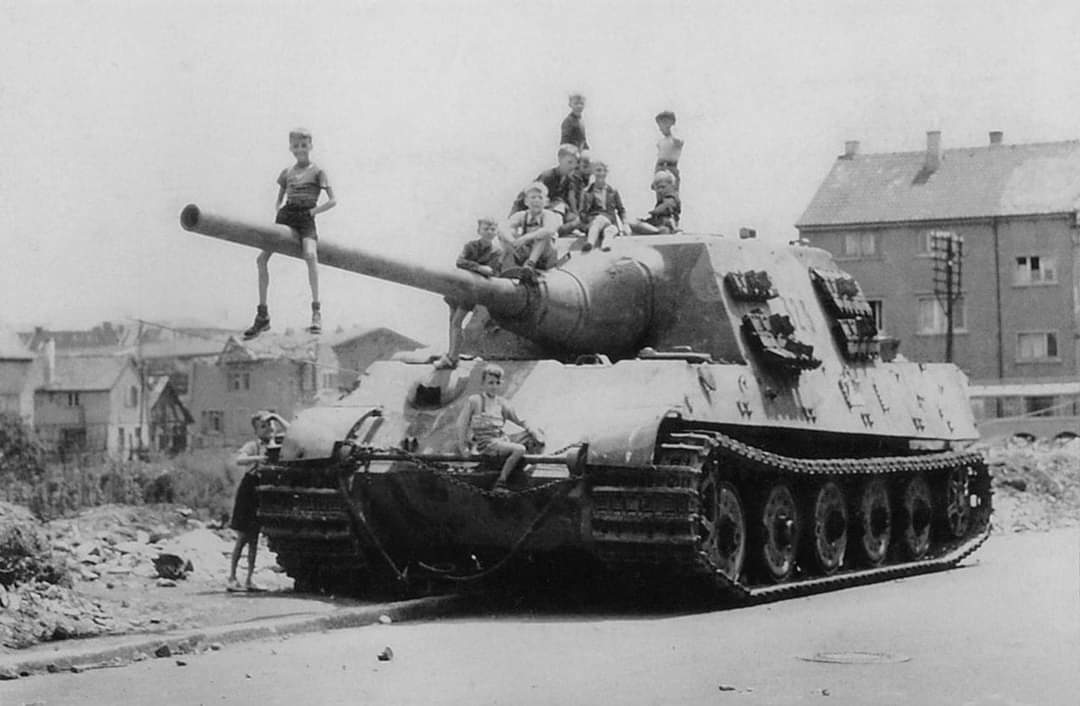 Children play on an abandoned Sd.Kfz tank destroyer. 186 Jagdtiger tail number 323. 1945 - Jagdtiger, The photo, Story, Tanks