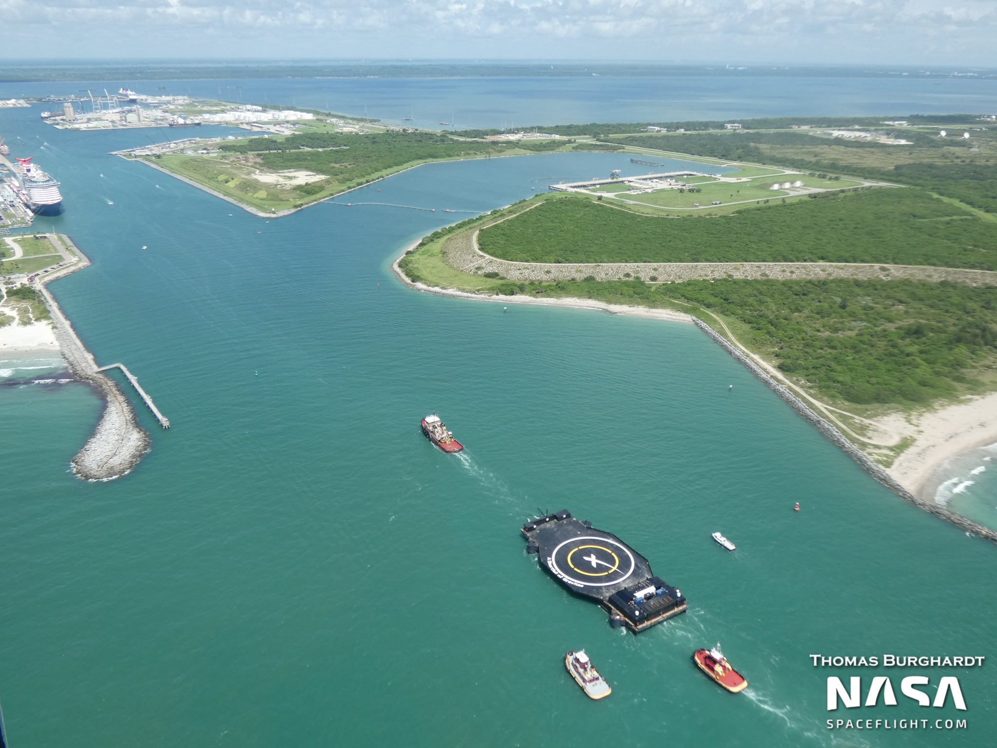 SpaceX's new and first fully autonomous stage landing platform enters port - Spacex, Drone, Private astronautics, Technologies, USA, Video, Longpost