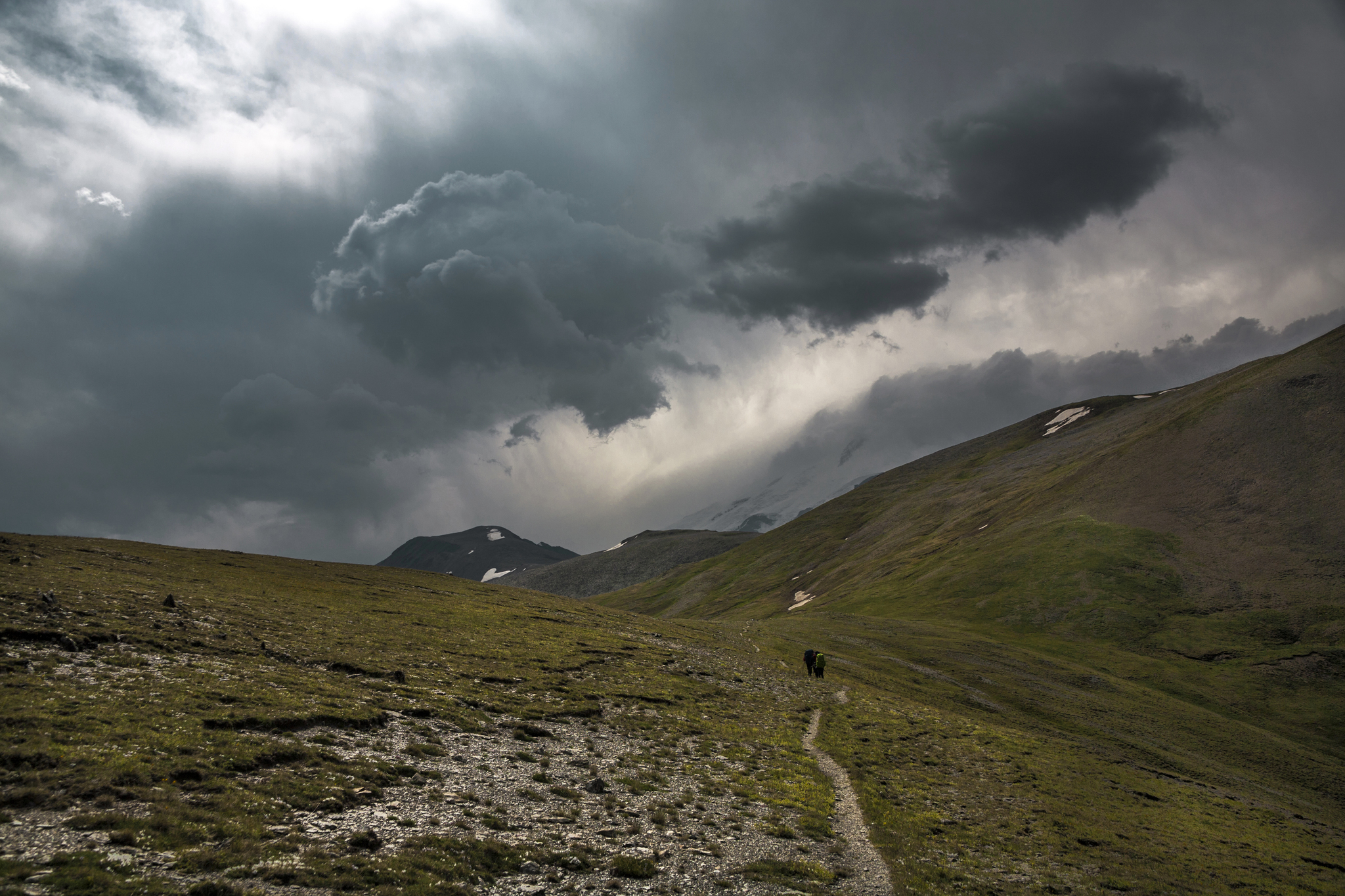 We don't seem to be welcome there. - My, The mountains, The photo, The clouds, Mainly cloudy, Landscape, Tourism, Hike, Nature, , Mountain tourism, Elbrus