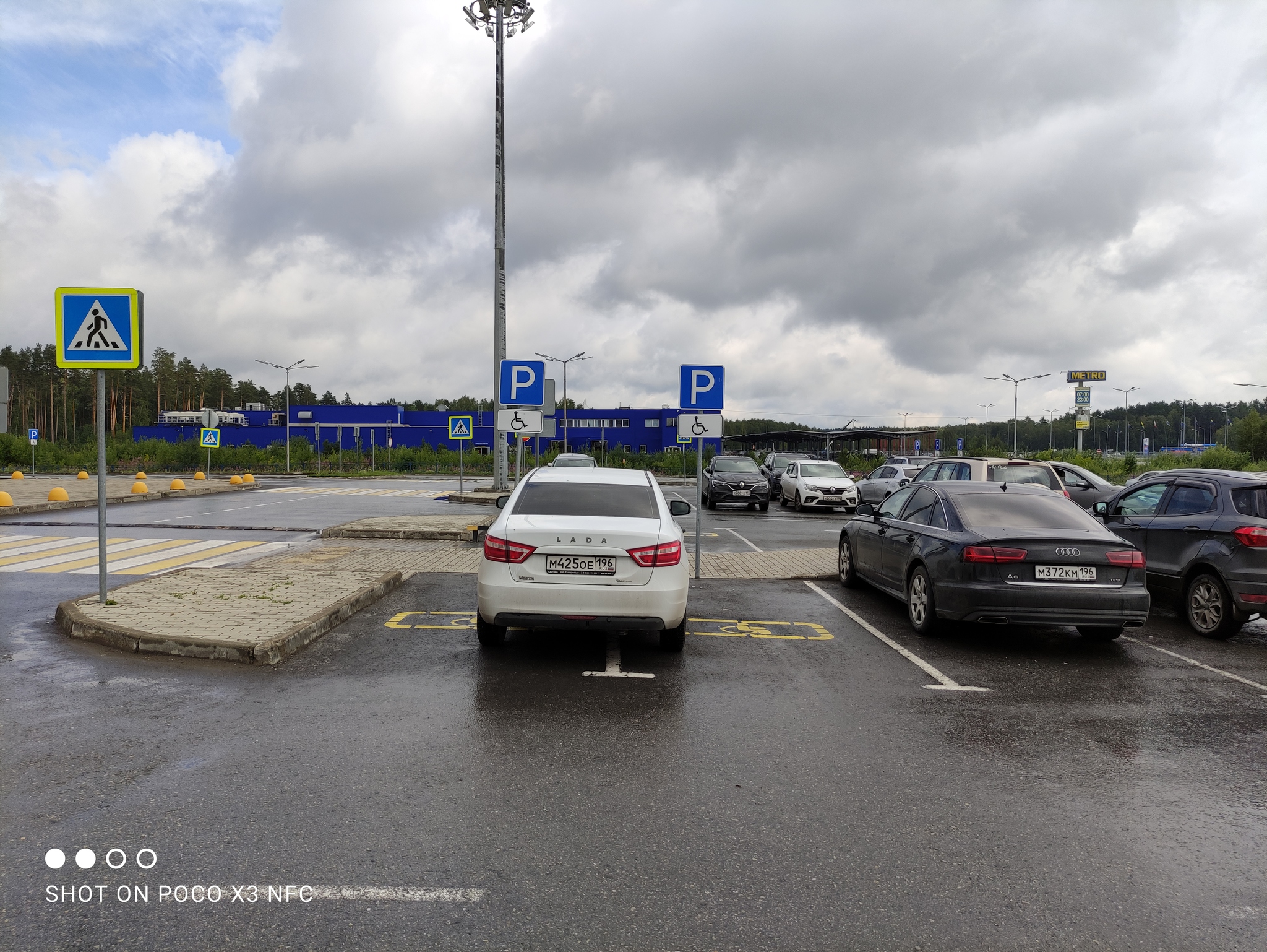 Responsibility for parking - My, Autoham, Cattle, Yekaterinburg, Violation of traffic rules, Shopping center, Parking, Неправильная парковка, Disabled person