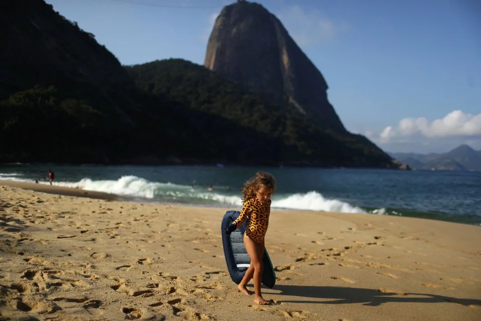 4-year-old girl cleans the beaches of Rio de Janeiro from plastic waste - Ecology, Waste recycling, Children, Plastic, Garbage, Longpost