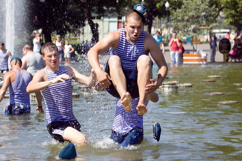 In St. Petersburg, the authorities threatened to turn off the fountains on Airborne Forces Day - Day of the Airborne Forces, Saint Petersburg, Fountain, Water cut-off, Longpost