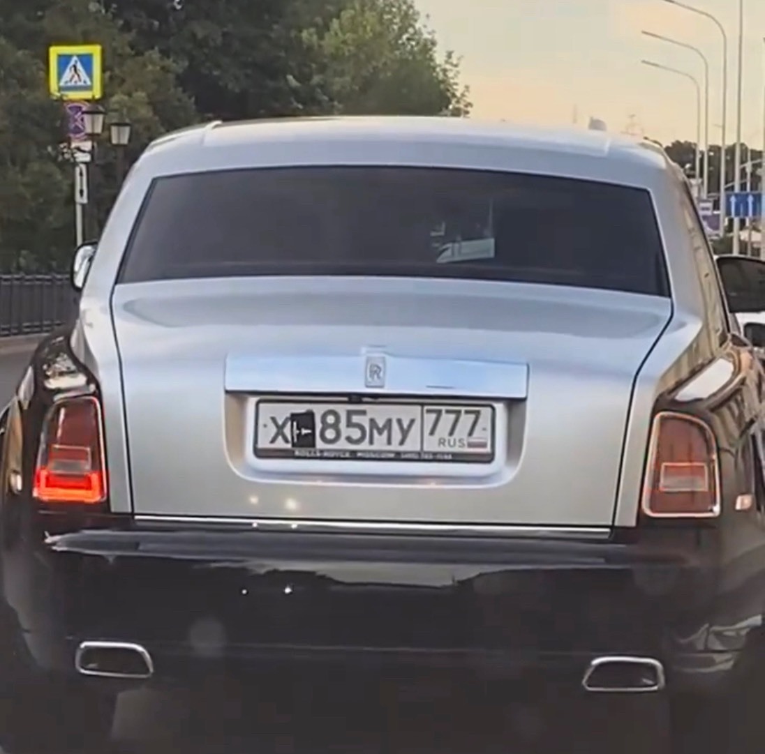 Parking in Moscow is a luxury that not everyone can afford. - Parking, Car plate numbers, Rolls-royce, Saving, Instagram, Moscow, Longpost