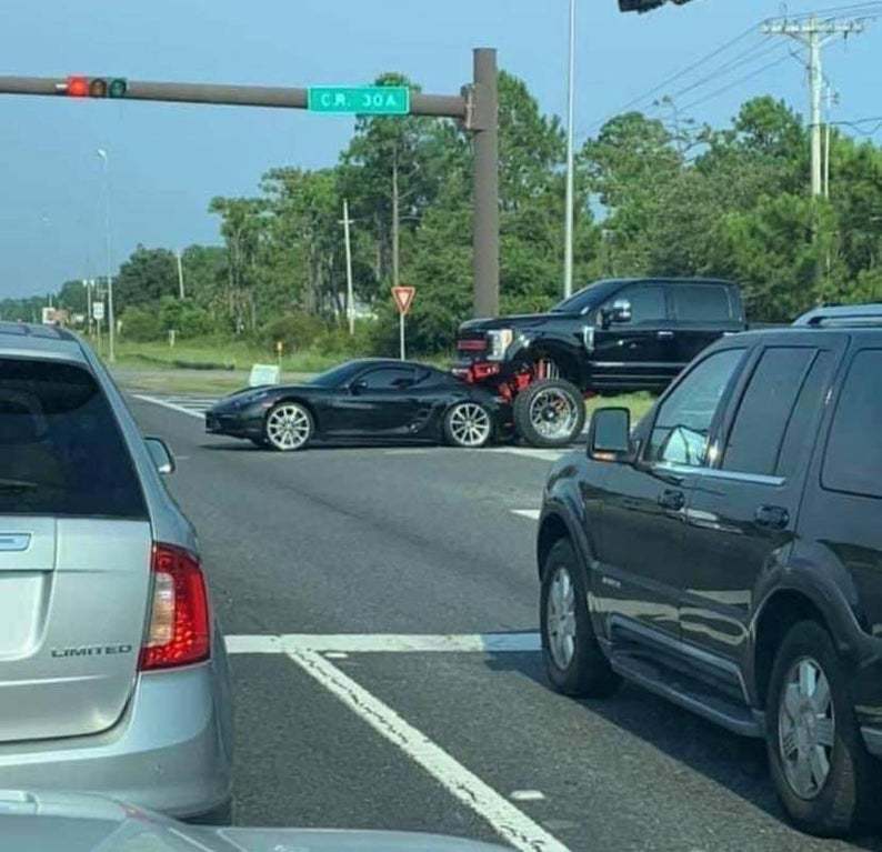 Didn't notice - Road accident, Jeep