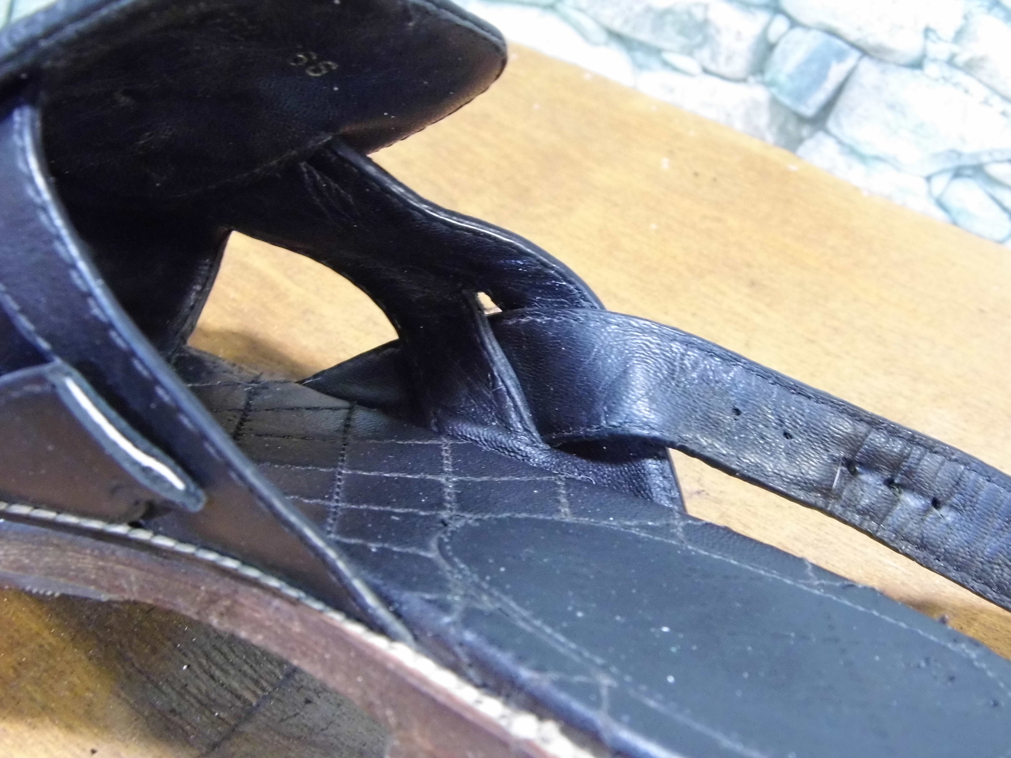 Туфли и босоножки с ремешком — элегантная обувь с непростым характером
