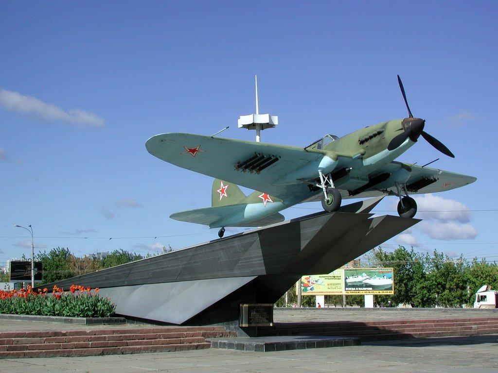 Самолёт-памятник Ил-2