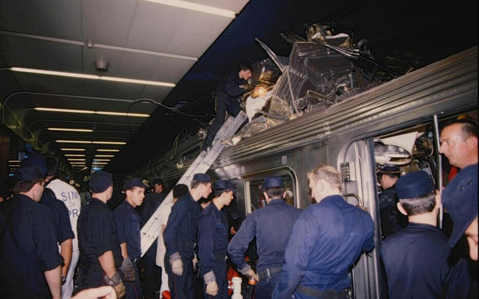 Крушение париж. Крушение на Лионском вокзале 1988. Крушение поезда в Париже 1988. Катастрофа на Лионском вокзале 1988. Крушение на Лионском вокзале.