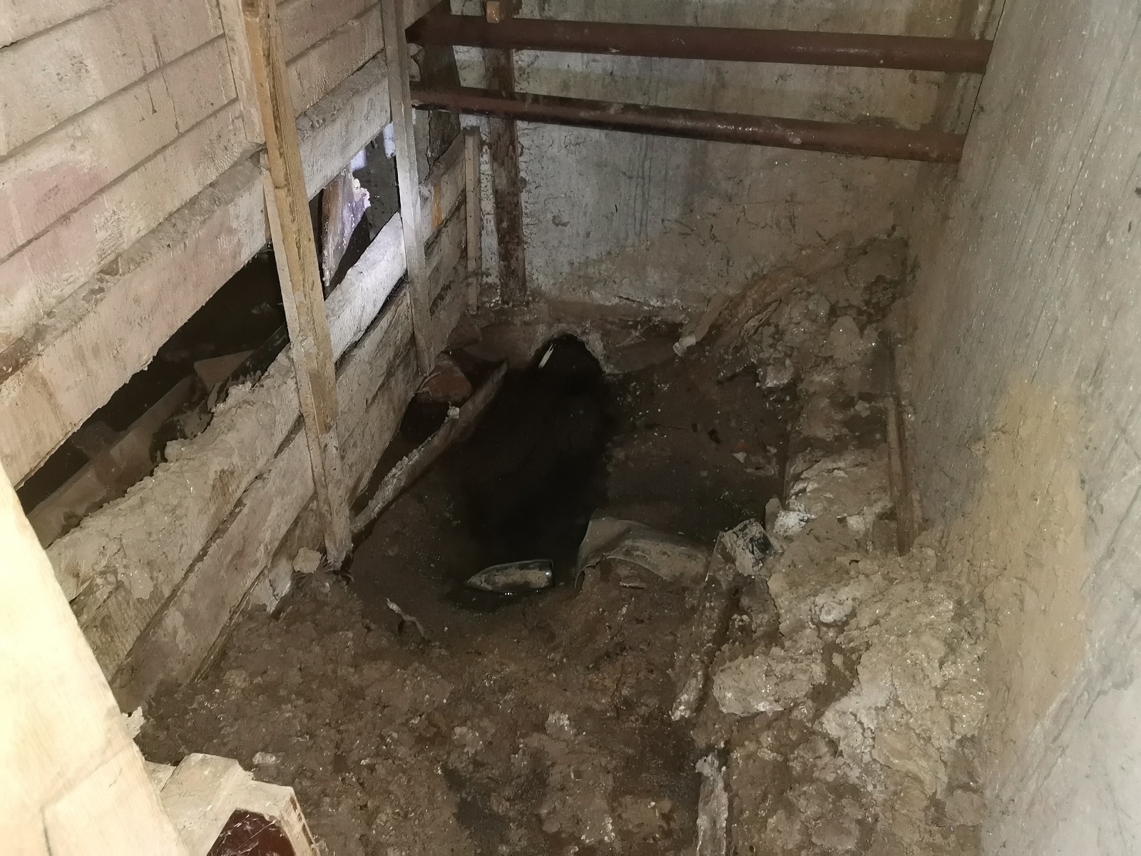 Defeated and scored: in Voronezh, the management company abandoned sewer repairs - My, Voronezh region, Voronezh, Housing and communal services, Communal, Lawlessness, Mess, Stench, Longpost