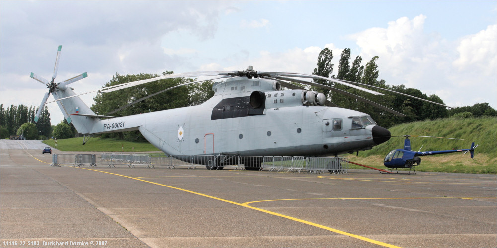 The biggest and smallest - Helicopter, Mi-26, Comparison, David and Goliath, Elephant and pug, The photo, Interesting, Longpost, Robinson R22