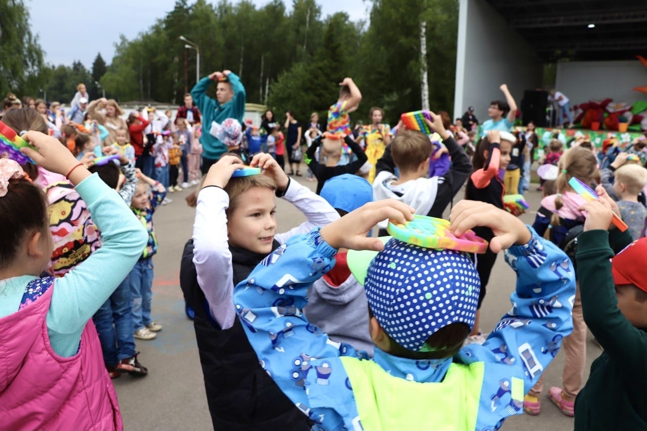 В подмосковном городе Краснознаменск прошёл фестиваль «Pop-it» | Пикабу