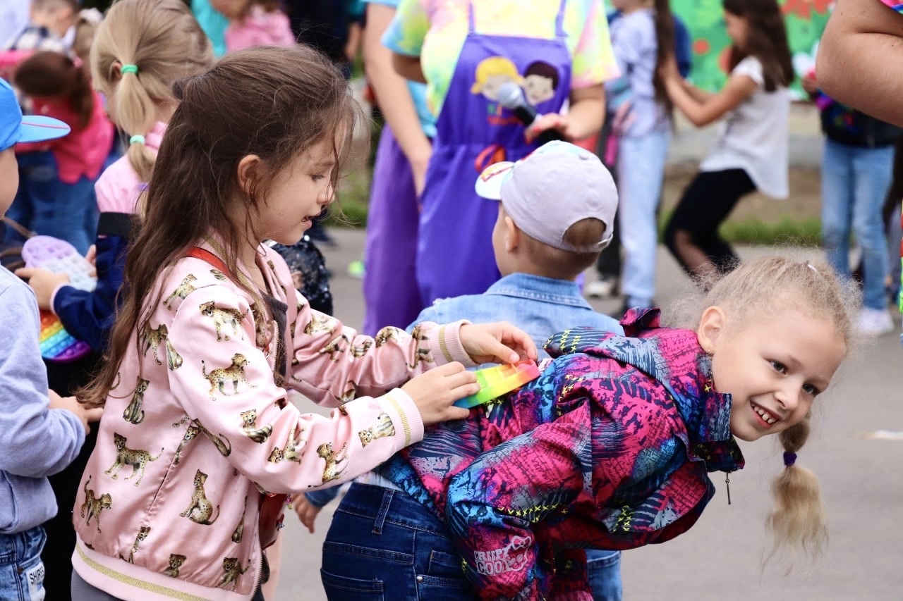 В подмосковном городе Краснознаменск прошёл фестиваль «Pop-it» | Пикабу