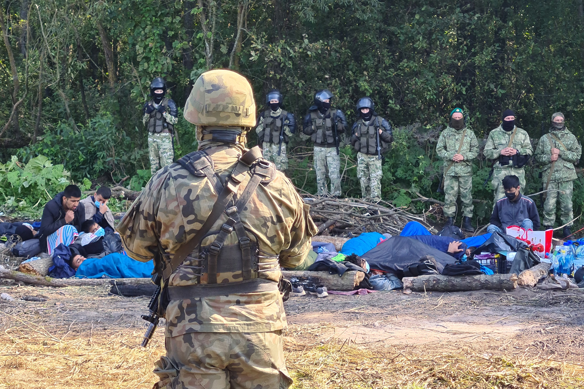 Мигранты уже две недели живут на границе: их не пускают в Польшу и Беларусь. Лукашенко обвинил Польшу в пограничном конфликте - Политика, Республика Беларусь, Польша, Миграционная политика, Мигранты, Длиннопост, Новости