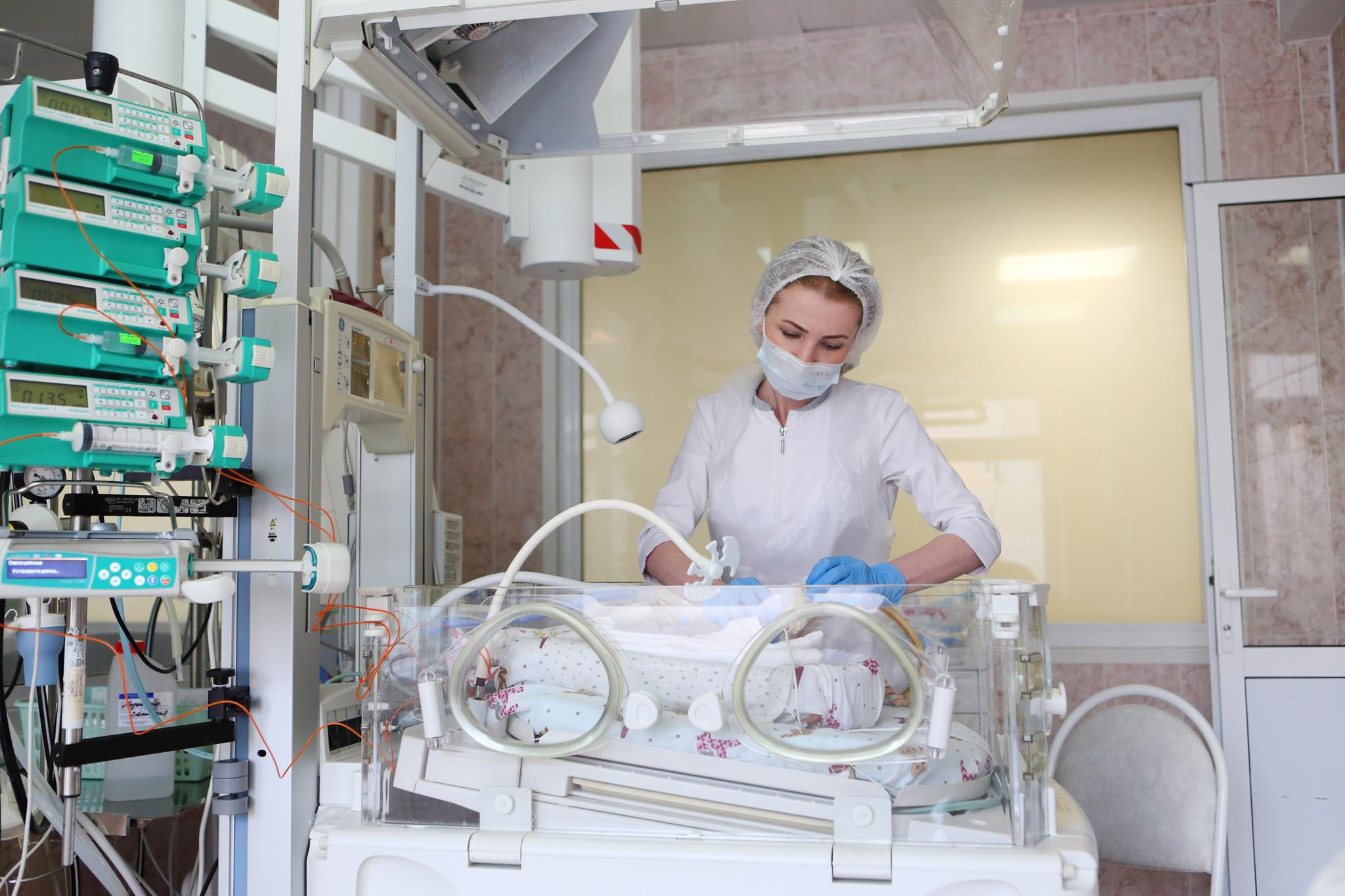 Video broadcast from the intensive care unit of the maternity hospital. - Newborn, Children, Resuscitation, The medicine, Moscow