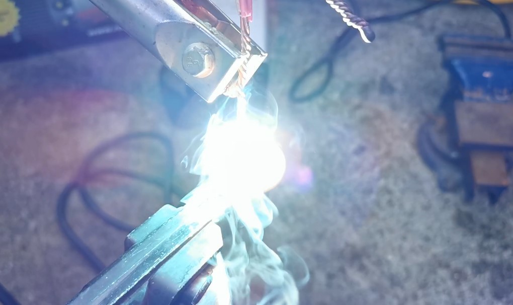 Welding copper strands with a welding inverter. - My, Welding, Twisting, The wire, Cable, Welder, Copper wire, Welding Inverter, Graphite, , Battery, With your own hands, Experience, Experiment, Electrician, Video, Longpost
