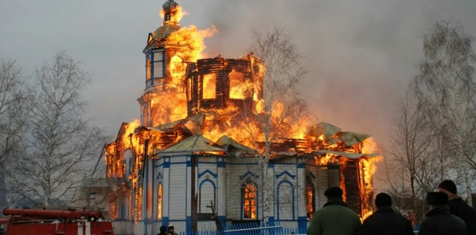 Сельская церковь, собравшая рекордно низкое количество пожертвований, сгорела от тройного попадания молнии - Религия, Церковь, РПЦ, Православие, Пожар, Юмор, Сатира, ИА Панорама