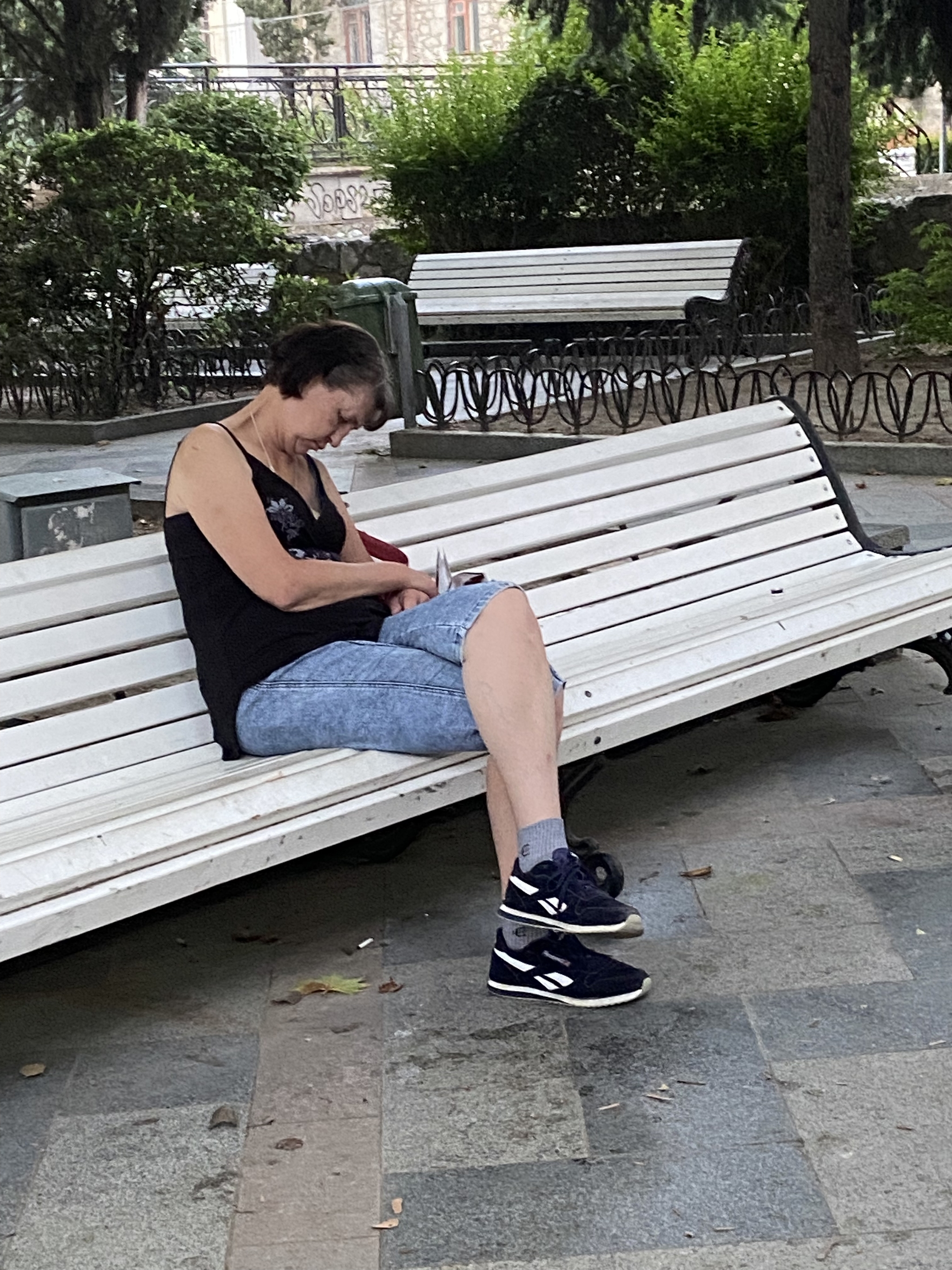 Sleeping kids of Yalta and me, a millennial with a camera - My, Yalta, Photographer, Bum, Sobering-up station, Blue, Alcoholics, Millennials, Girl, , I rent, Longpost