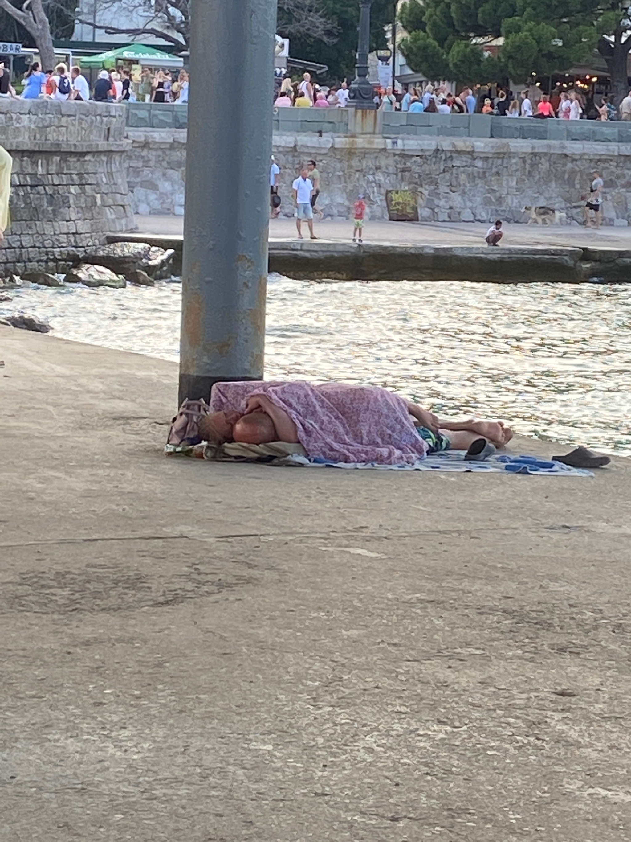 Sleeping kids of Yalta and me, a millennial with a camera - My, Yalta, Photographer, Bum, Sobering-up station, Blue, Alcoholics, Millennials, Girl, , I rent, Longpost