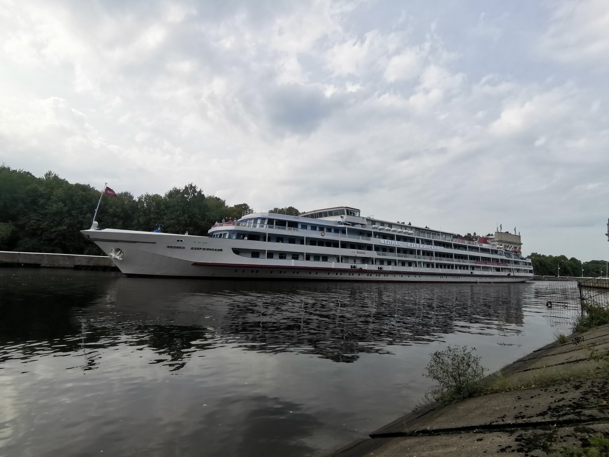 Rest after weaving is: - My, A bike, Cyclist, Pokatushki, Nature, Mobile photography, The photo, Motor ship, Moscow Canal, , Abandoned, Grounding, Longpost