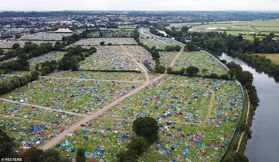 UK music festival attendees leave thousands of tents and gear behind - Ecology, Waste recycling, Tent, England, The festival, Tourism, Garbage, Longpost