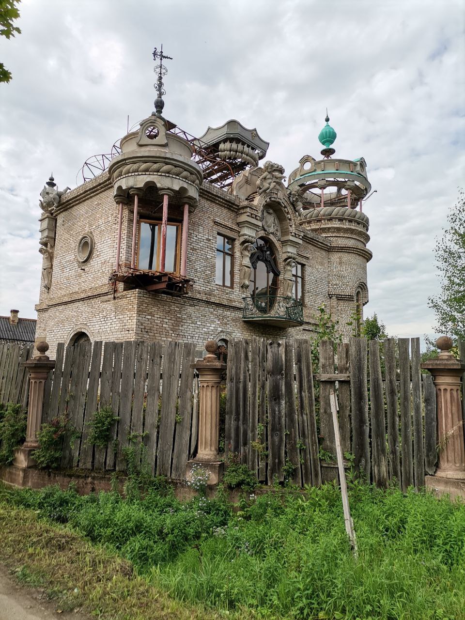 House in Valdai with caryatids and cupids - My, House, Architecture, Valdai, Longpost, Kitsch, Unfinished