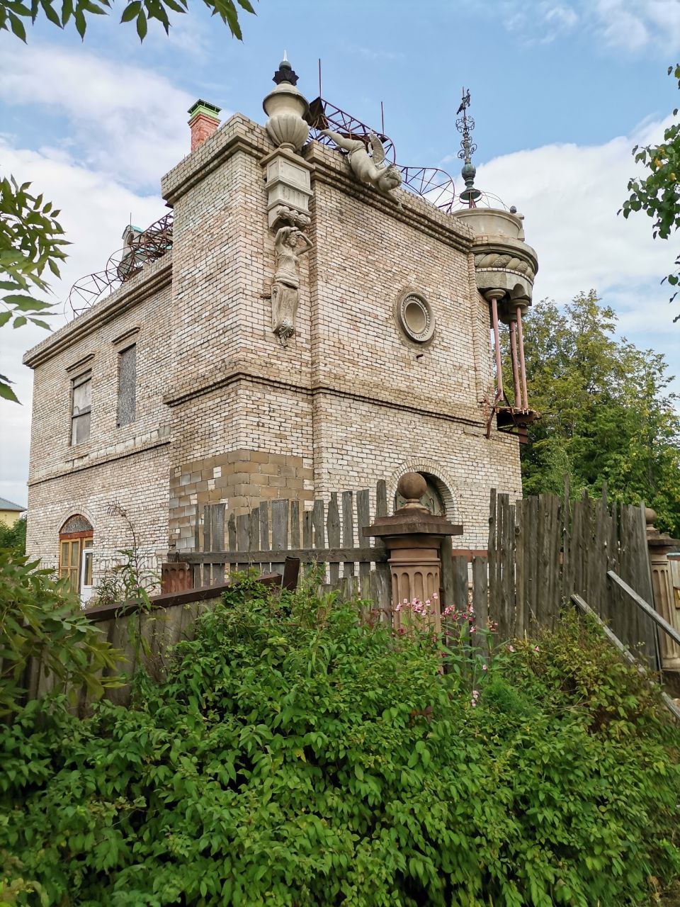 House in Valdai with caryatids and cupids - My, House, Architecture, Valdai, Longpost, Kitsch, Unfinished