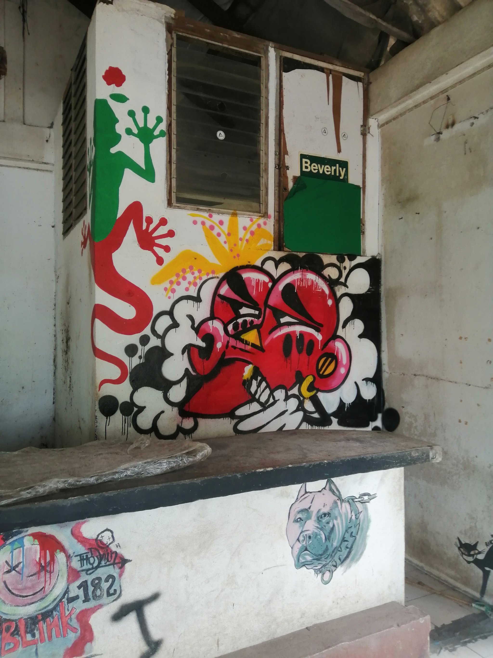 All that's left of the Bermudos club in the south of Phuket - My, Thailand, Reggae, Клуб, Abandoned house, Cast, Tourism, Pandemic, Mobile photography, , Havoc, Video, Longpost, Interior painting, Modern Art