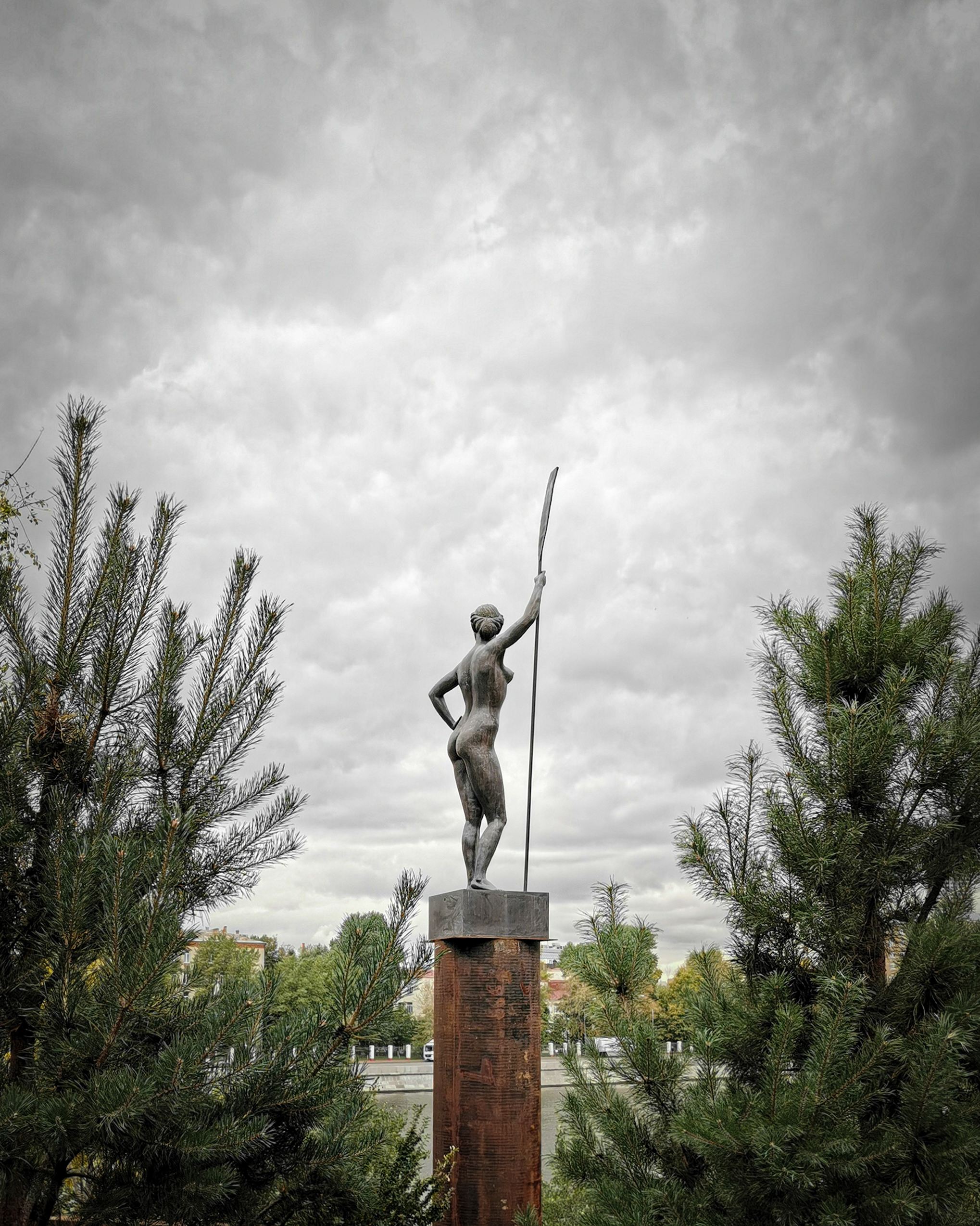 A girl with a paddle - My, The photo, Mobile photography, Monument, Sculpture, Landscape, Longpost